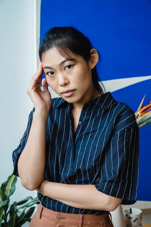 有关垂直拍摄, 室內, 手放在脸上的免费素材图片