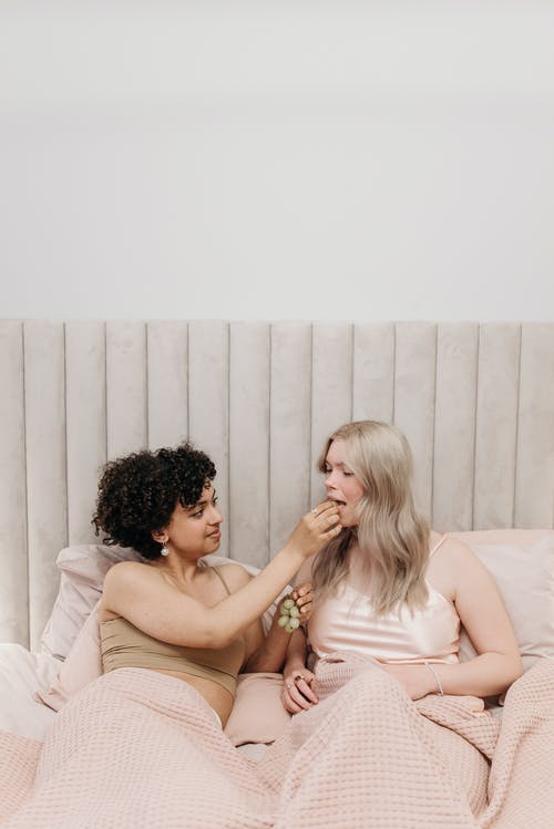 有关一對, 吃, 垂直拍摄的免费素材图片