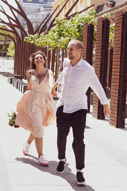 有关一对, 垂直拍摄, 微笑的免费素材图片