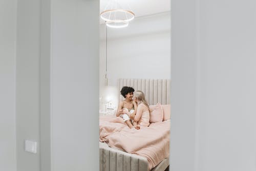 有关一對, 坐, 室內的免费素材图片