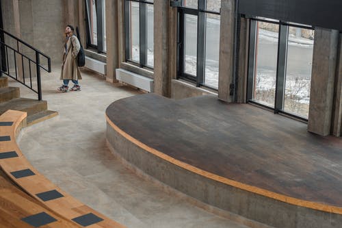 有关圆形剧场, 平台, 窗户玻璃的免费素材图片