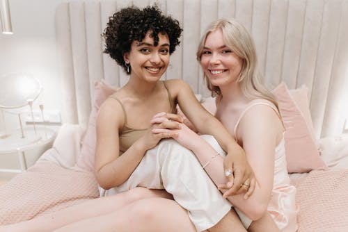 有关一對, 坐, 室內的免费素材图片