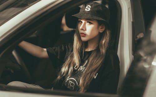 有关严肃的面孔, 坐, 女人的免费素材图片