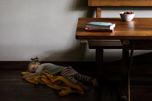 有关儿童, 可爱的, 在地上的免费素材图片