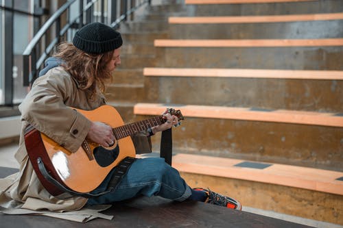 有关（顶部有小羊毛球的）羊毛帽子, accoustic, 吉他手的免费素材图片