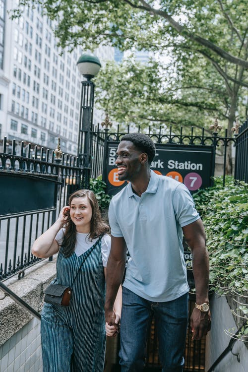 有关多种族夫妇, 幸福, 往上走的免费素材图片