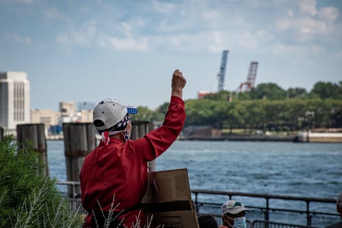 有关举起手臂, 人, 城市的免费素材图片