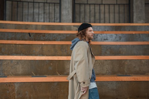 有关（顶部有小羊毛球的）羊毛帽子, 交叉双臂, 侧面图的免费素材图片