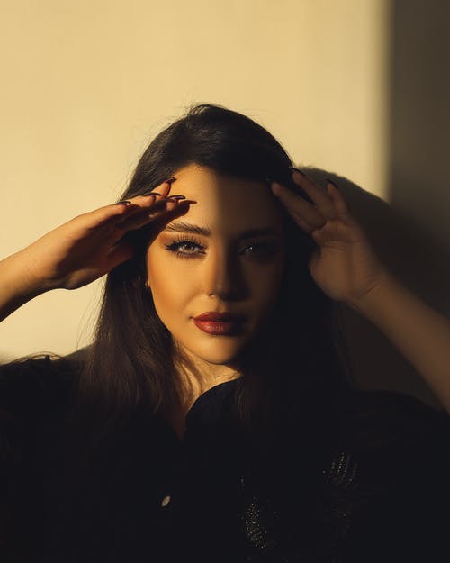 有关垂直拍摄, 女人, 摆姿势的免费素材图片