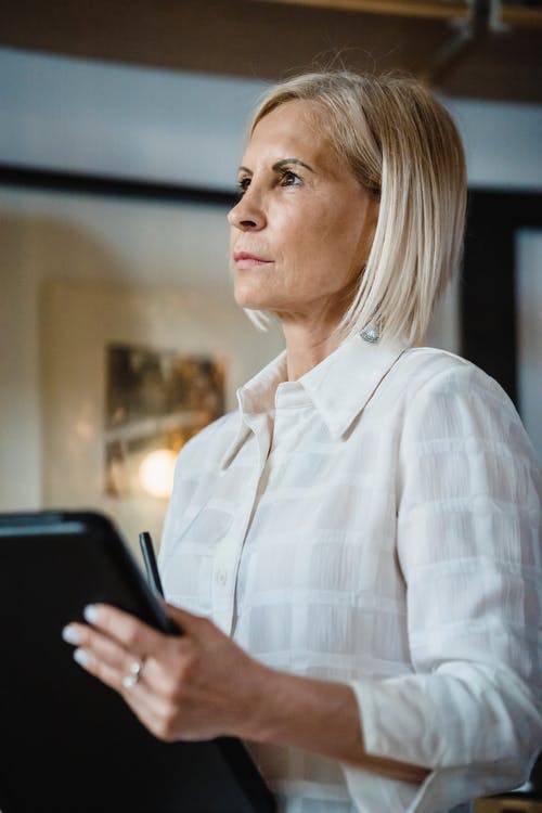 有关严肃, 女人, 握住的免费素材图片