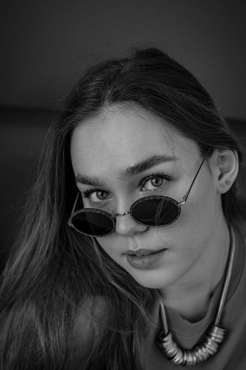 有关单色, 垂直拍摄, 墨镜的免费素材图片