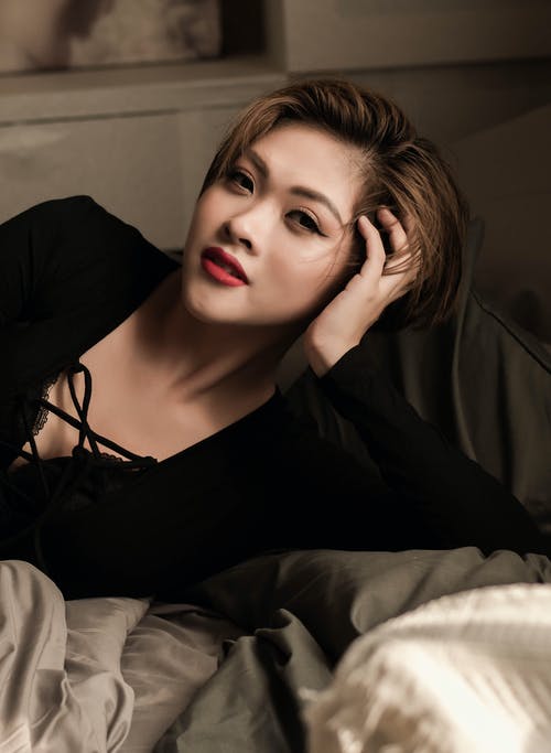 有关女人, 室内, 富有魅力的的免费素材图片