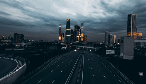 有关交通系统, 城市, 多云的天空的免费素材图片