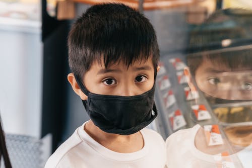 男孩在白衬衫戴着黑色面罩 · 免费素材图片