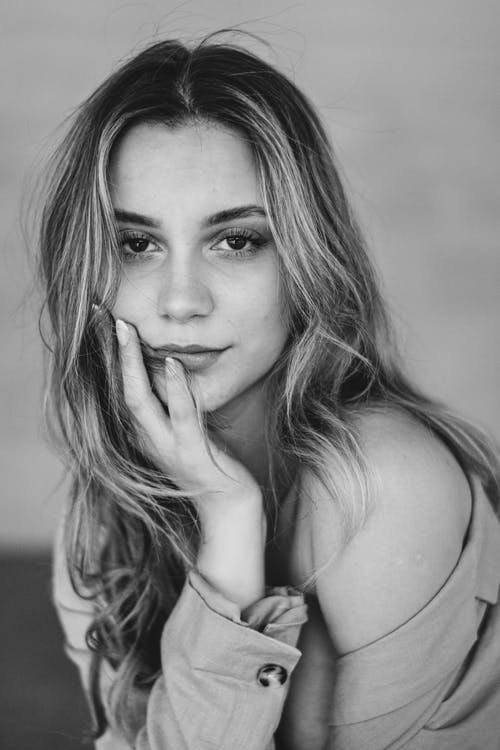 有关单色, 垂直拍摄, 女人的免费素材图片