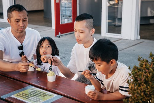 一家人吃冰淇淋 · 免费素材图片