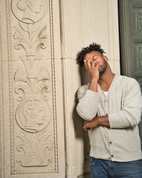 有关人, 倚, 垂直拍摄的免费素材图片