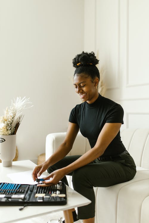 有关在家, 坐, 垂直拍摄的免费素材图片