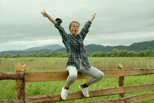 有关双手举起, 坐, 女人的免费素材图片