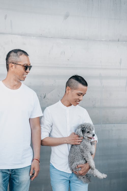 微笑的情侣站在彼此旁边 · 免费素材图片