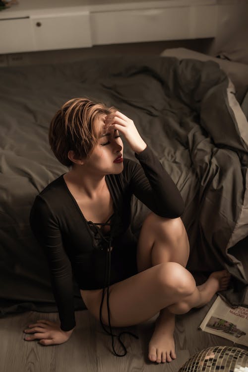 有关坐, 垂直拍摄, 女人的免费素材图片