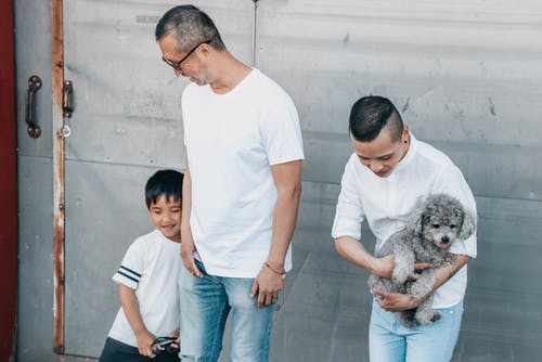 一家人站在一起 · 免费素材图片