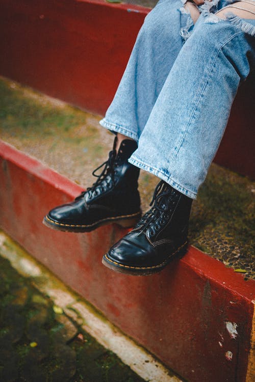 有关垂直拍摄, 牛仔布, 皮靴的免费素材图片