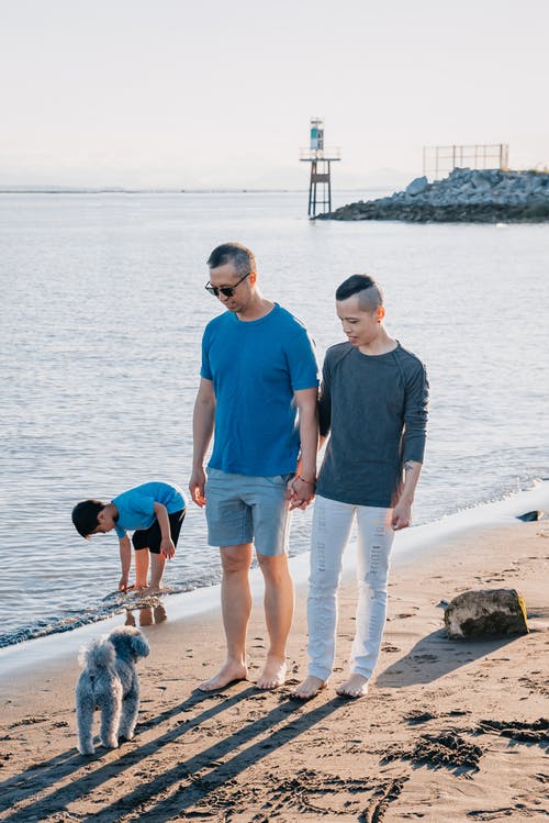 一家人在海滩散步 · 免费素材图片