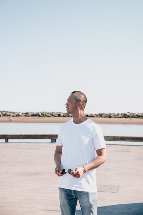 看向他的右边的白衬衫的人 · 免费素材图片