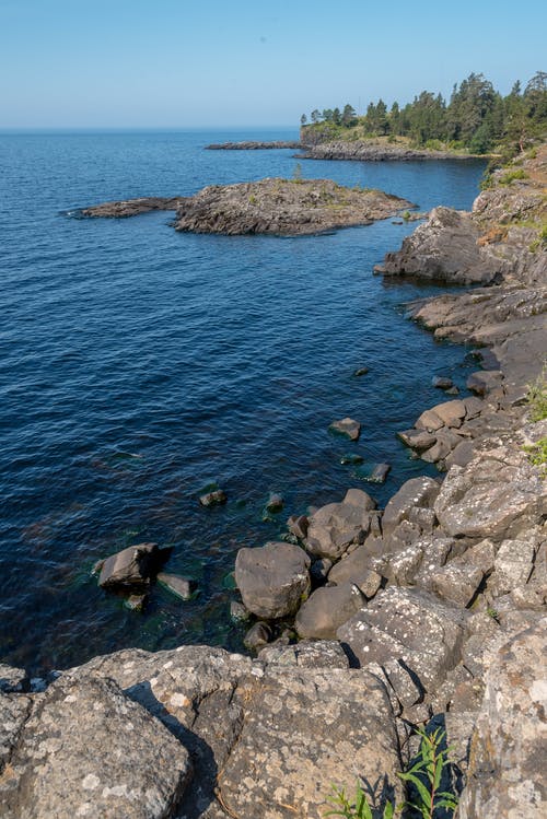 有关垂直拍摄, 岩石海岸, 水波的免费素材图片