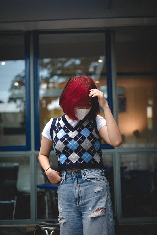 有关发色, 年轻女子, 往下看的免费素材图片