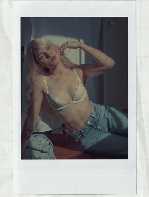 有关在地上, 坐下, 垂直拍摄的免费素材图片