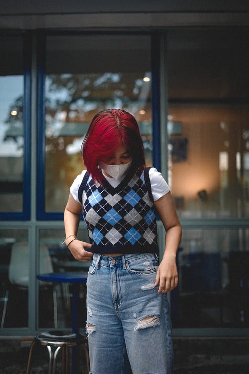 有关发色, 年轻女子, 往下看的免费素材图片