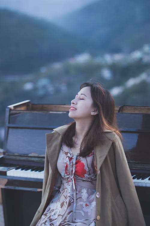 有关三角钢琴, 垂直视频, 大衣的免费素材图片