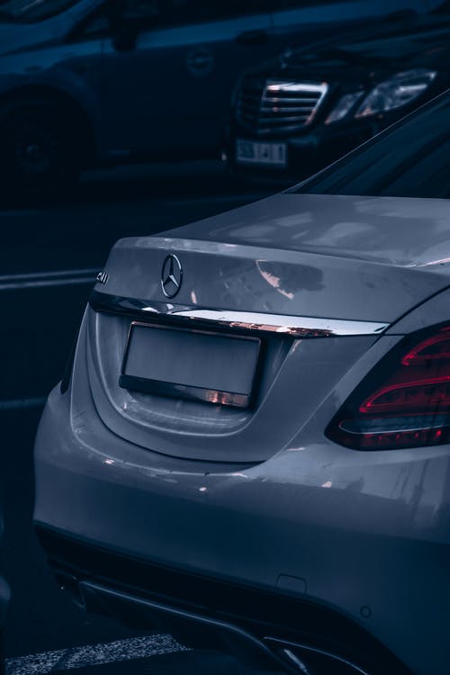 有关交通系统, 四门轿车, 树干的免费素材图片