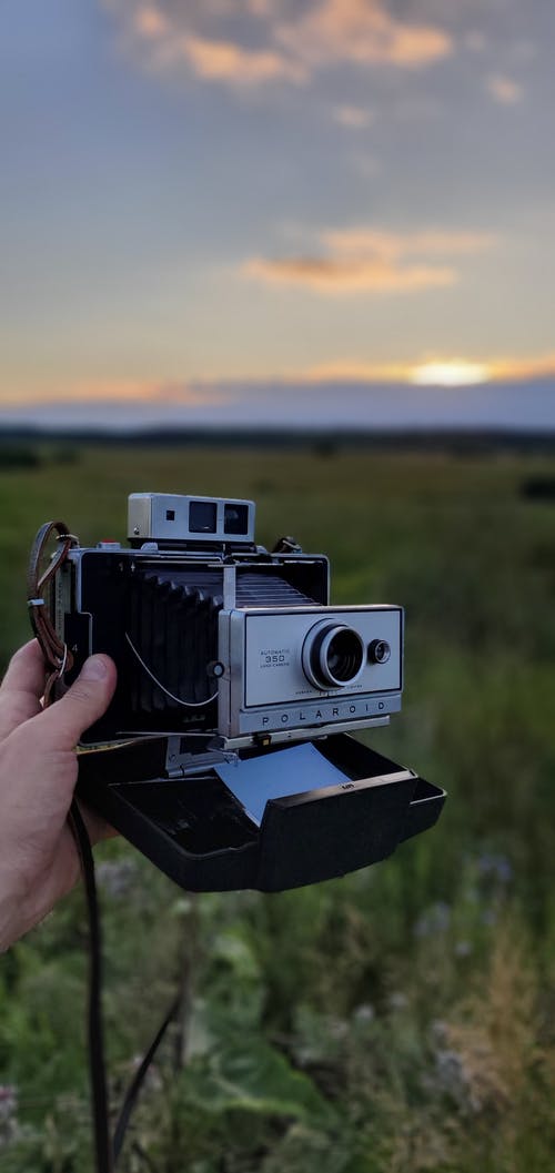 有关3C用品, 垂直拍摄, 手的免费素材图片