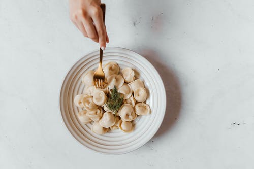 有关俄国饺子, 俯视图, 叉子的免费素材图片