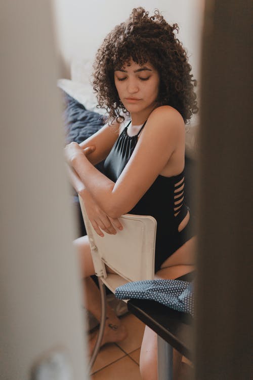 有关坐, 垂直拍摄, 女人的免费素材图片