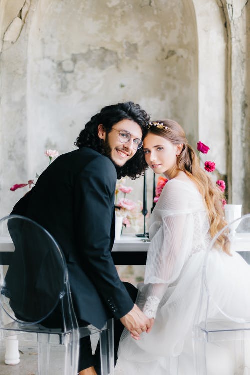 有关一对, 坐, 婚前协议的免费素材图片