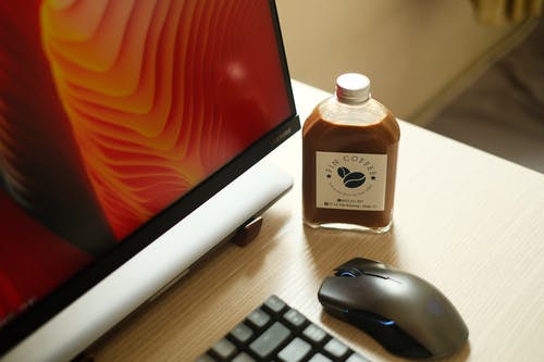 有关咖啡, 显示器, 木桌桌面的免费素材图片