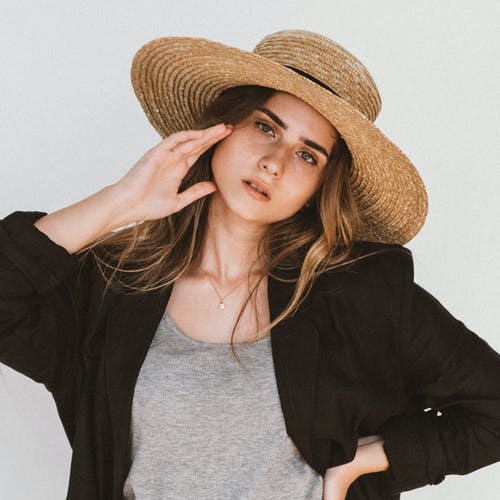 有关倾斜的头, 吸引人, 女人的免费素材图片