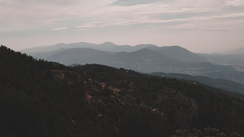 有关山峰, 山脉, 山边的免费素材图片