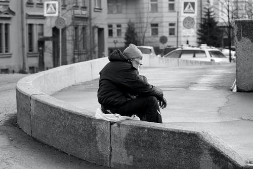 有关（顶部有小羊毛球的）羊毛帽子, 人, 冷的免费素材图片