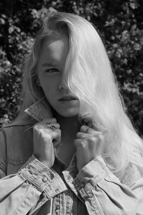 有关单色, 垂直拍摄, 女人的免费素材图片