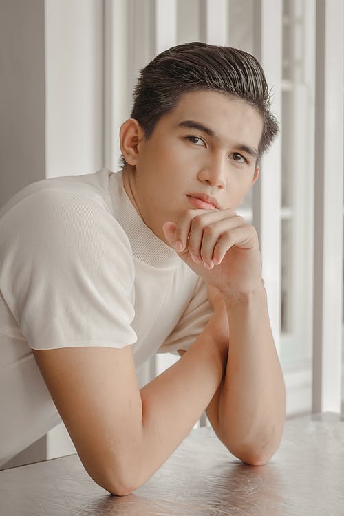 有关人, 垂直拍摄, 手托住下巴的免费素材图片