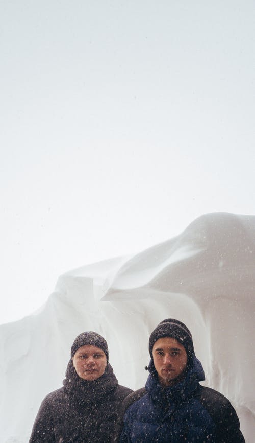 有关（顶部有小羊毛球的）羊毛帽子, 下雪的天气, 休闲的免费素材图片