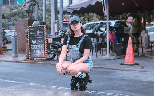 有关人, 坐, 女人的免费素材图片