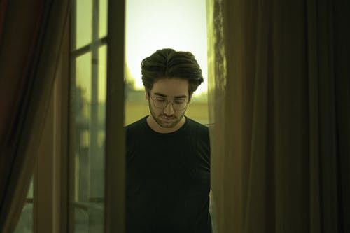 有关人, 眼镜, 窗的免费素材图片