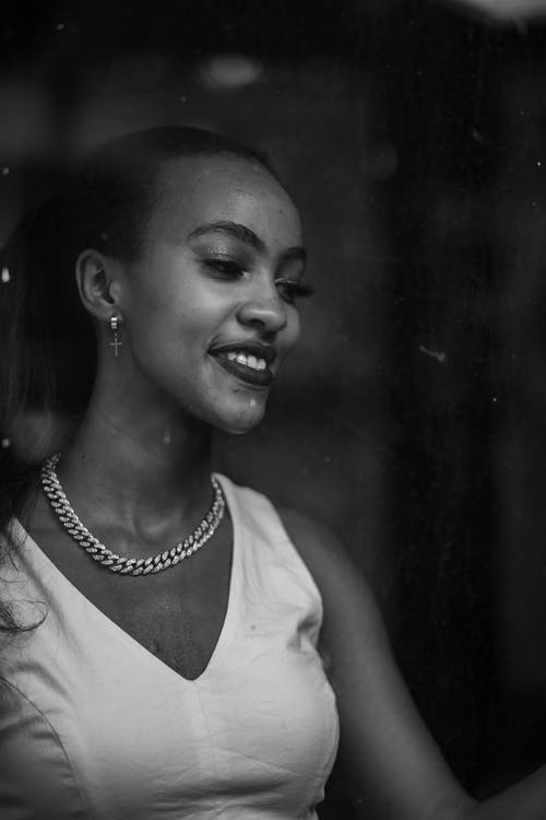 有关單色, 垂直拍摄, 女人的免费素材图片