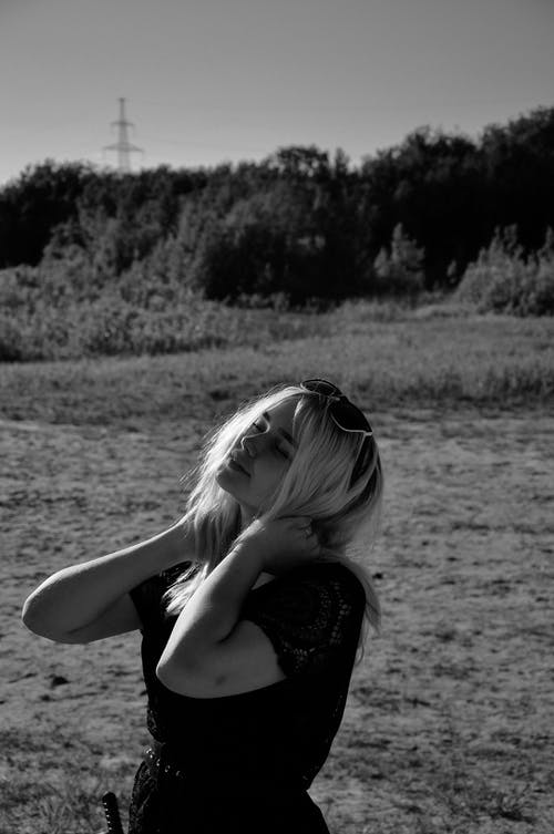 有关垂直拍摄, 女人, 摆姿势的免费素材图片